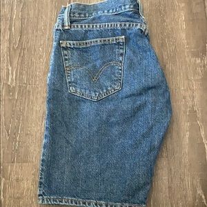 Dark washed Levi’s straight fit denim shorts